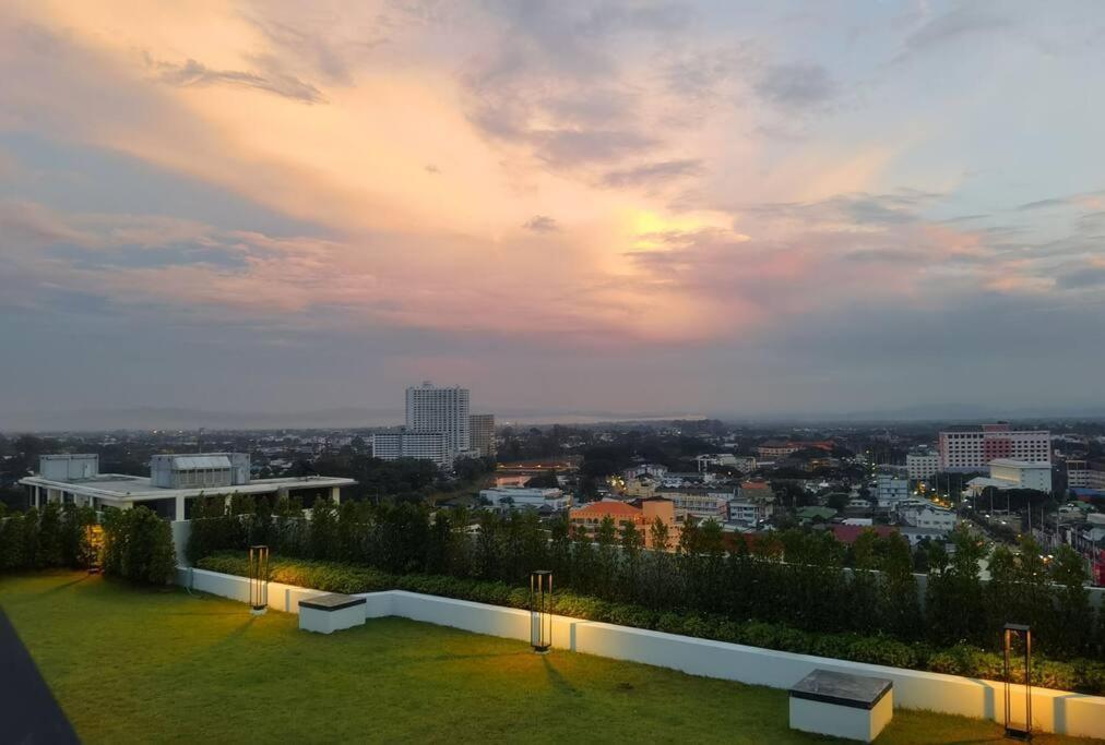 Modern Style Room With Sky Pool 古城边天际泳池公寓 Chiang Mai Eksteriør bilde