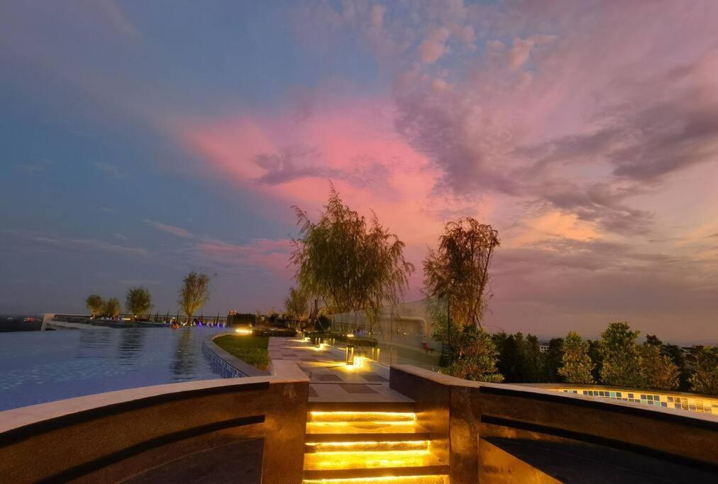 Modern Style Room With Sky Pool 古城边天际泳池公寓 Chiang Mai Eksteriør bilde
