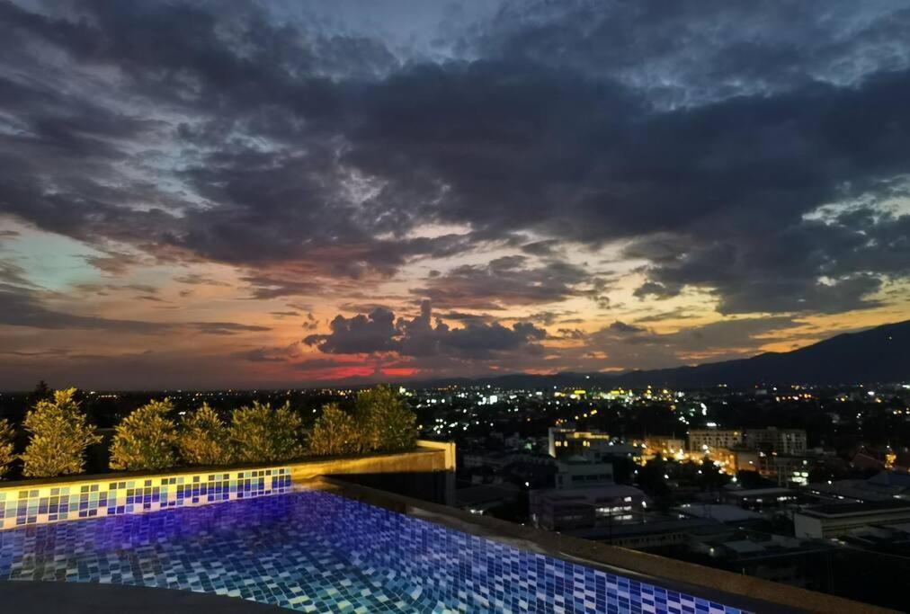 Modern Style Room With Sky Pool 古城边天际泳池公寓 Chiang Mai Eksteriør bilde