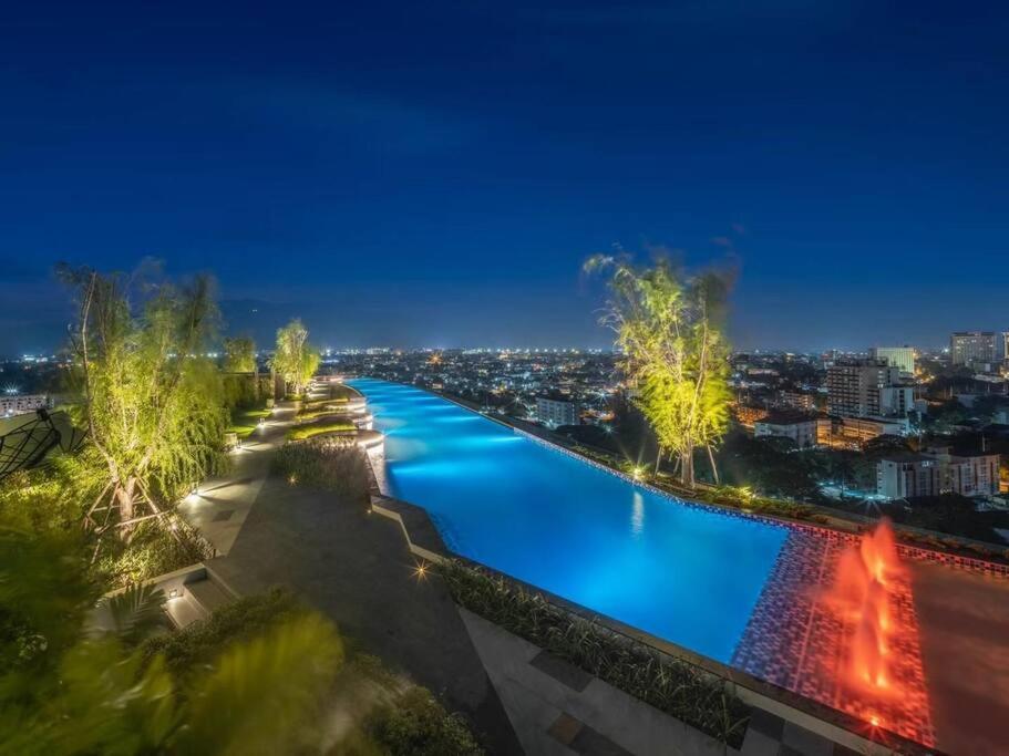 Modern Style Room With Sky Pool 古城边天际泳池公寓 Chiang Mai Eksteriør bilde