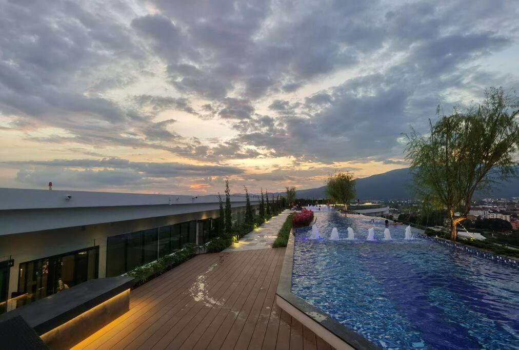 Modern Style Room With Sky Pool 古城边天际泳池公寓 Chiang Mai Eksteriør bilde