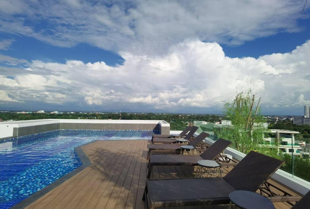 Modern Style Room With Sky Pool 古城边天际泳池公寓 Chiang Mai Eksteriør bilde