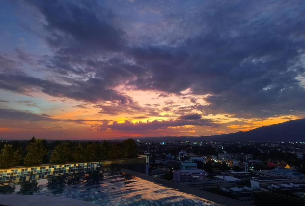 Modern Style Room With Sky Pool 古城边天际泳池公寓 Chiang Mai Eksteriør bilde
